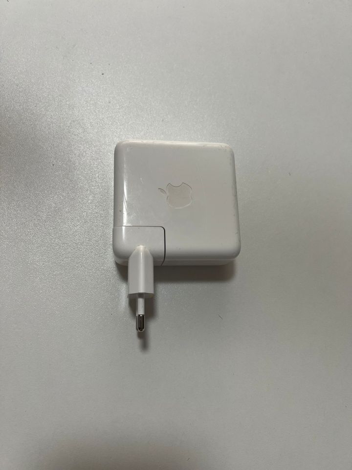 Apple, MacBook Pro 2019 13 Zoll 128gb mit Touch Bar in Nürnberg (Mittelfr)