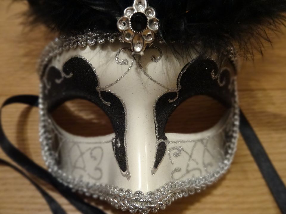 Venezianische Maske mit Federschmuck in Stuttgart