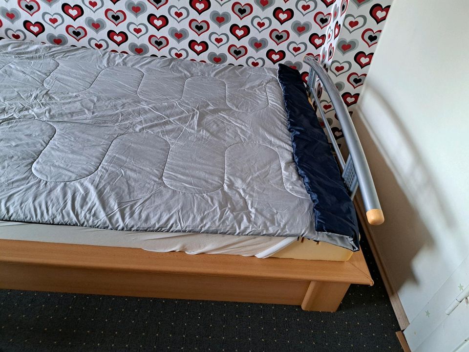 Bett mit Matratze in Gröditz