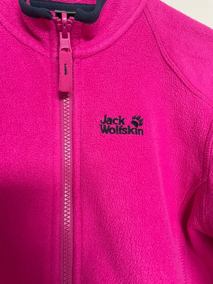 Jack Wolfskin Fleecejacke Gr 152 pink warm wie NEU in Taunusstein