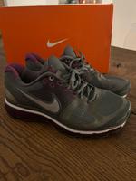 Nike Air Max Turnschuh Fitness grau pink Gr. 41 München - Schwanthalerhöhe Vorschau