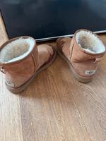Original Classic UGG Boots Beige, Gr. 42 Frankfurt am Main - Bergen-Enkheim Vorschau