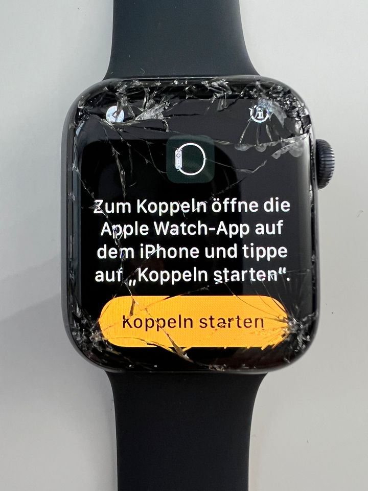Apple Watch Series 4 44mm Black mit Glasbruch in Ungerhausen