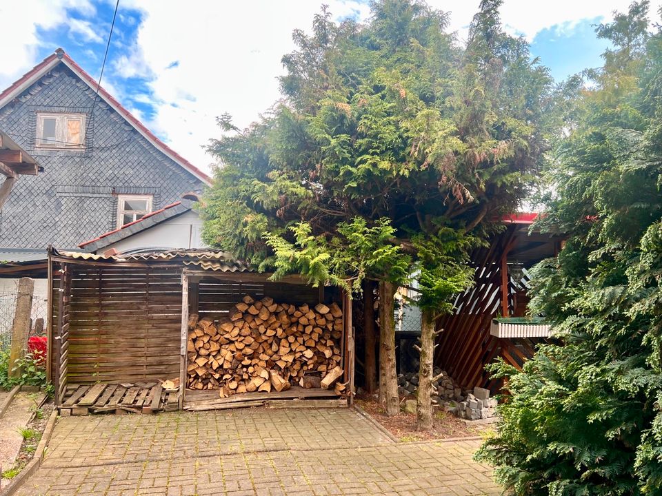 großzügiges Wohnhaus mit Carport, Garage und Garten sucht neue Bewohner in Steinbach-Hallenberg (Thüringer W)