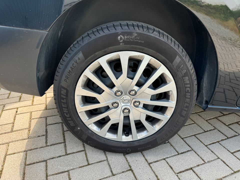 Opel Vivaro Kombi 9Sitzer Automatik Navi Tempomat MwSt ausweisbar in Landshut