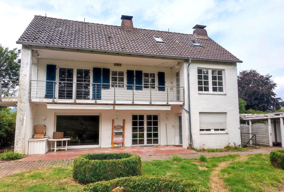 Idyllisches Architektenhaus auf parkähnlichem Grundstück mit Gallerie & Doppel-Carport – im malerischen Weserbergland in Boffzen