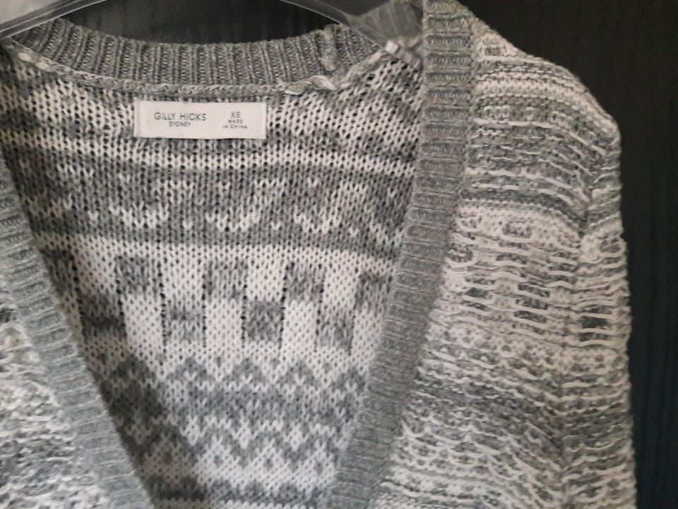 Strickjacke/ Cardigan von Gilly Hicks, grau weiß XS in Düsseldorf