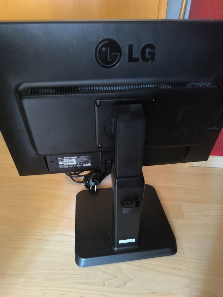 LG Flatron 22Zoll TFT-Monitor höhenverstellbar/drehbar DVI/DP/VGA in Bingen