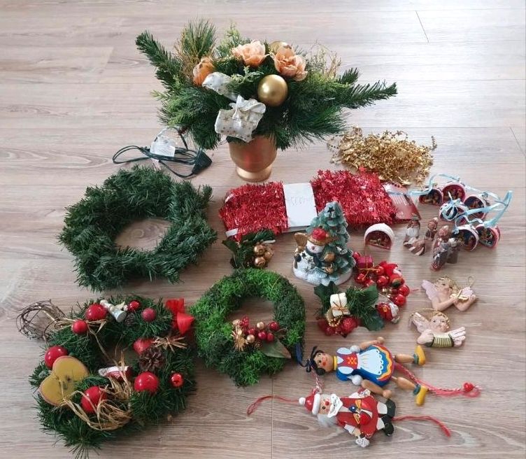 Konvolut Weihnachtsdeko | Kränze Girlanden Baumschmuck in Wiek