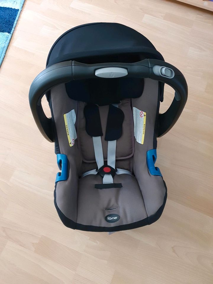 Babyschale von Britax Römer mit ISOFIX Station in Lohfelden