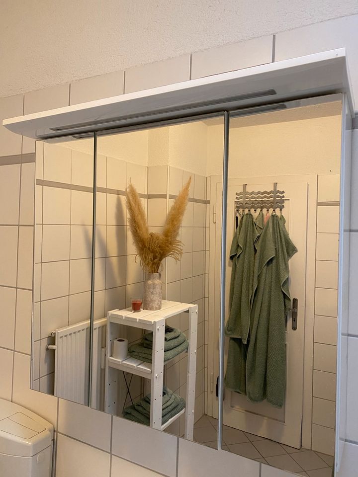 Badezimmerunterschrank und Spiegelschrank in Duisburg