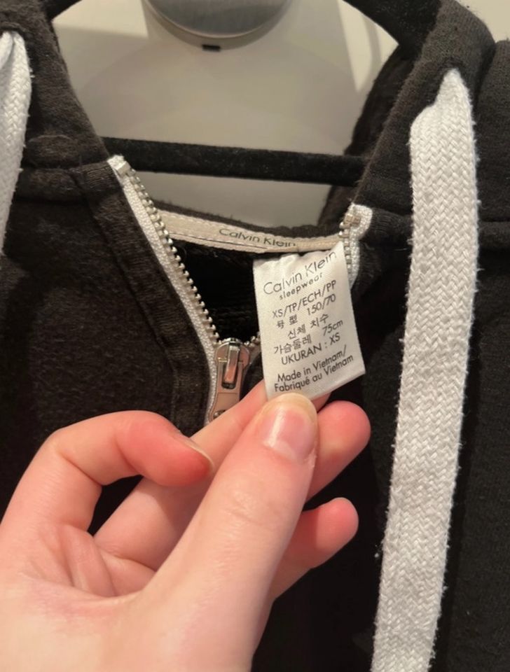 Calvin Klein zipper in schwarz in Bergisch Gladbach