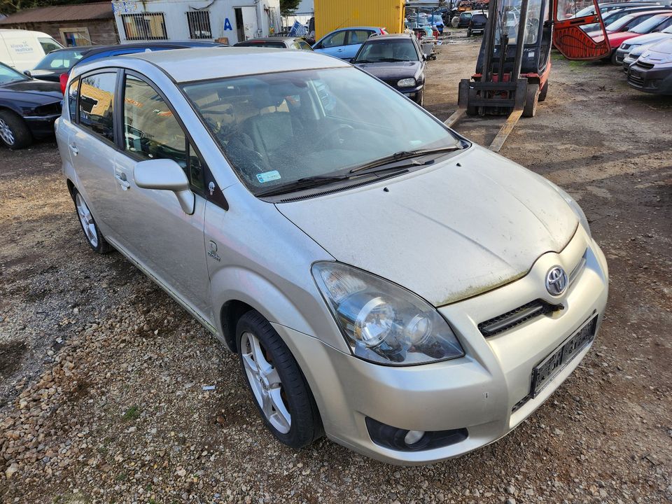 Schlachtfest! Toyota Verso Corolla 2,2 D4D `07 silber 1C0 Motors. in Eschweiler