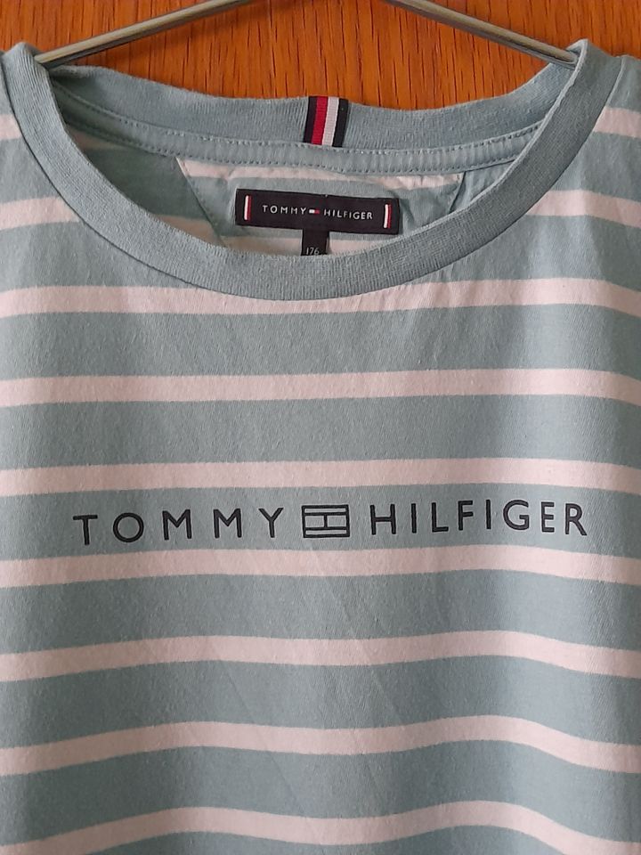 Türkisblau-weiß-gestreiftes Shirt von Tommy Hilfiger Größe 176 in Braunschweig