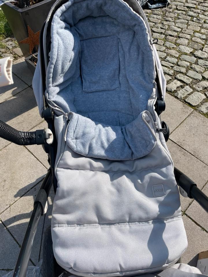 Joolz Geo 3 Kinderwagen hellgrau schwarz mit viel Zubehör in Würselen