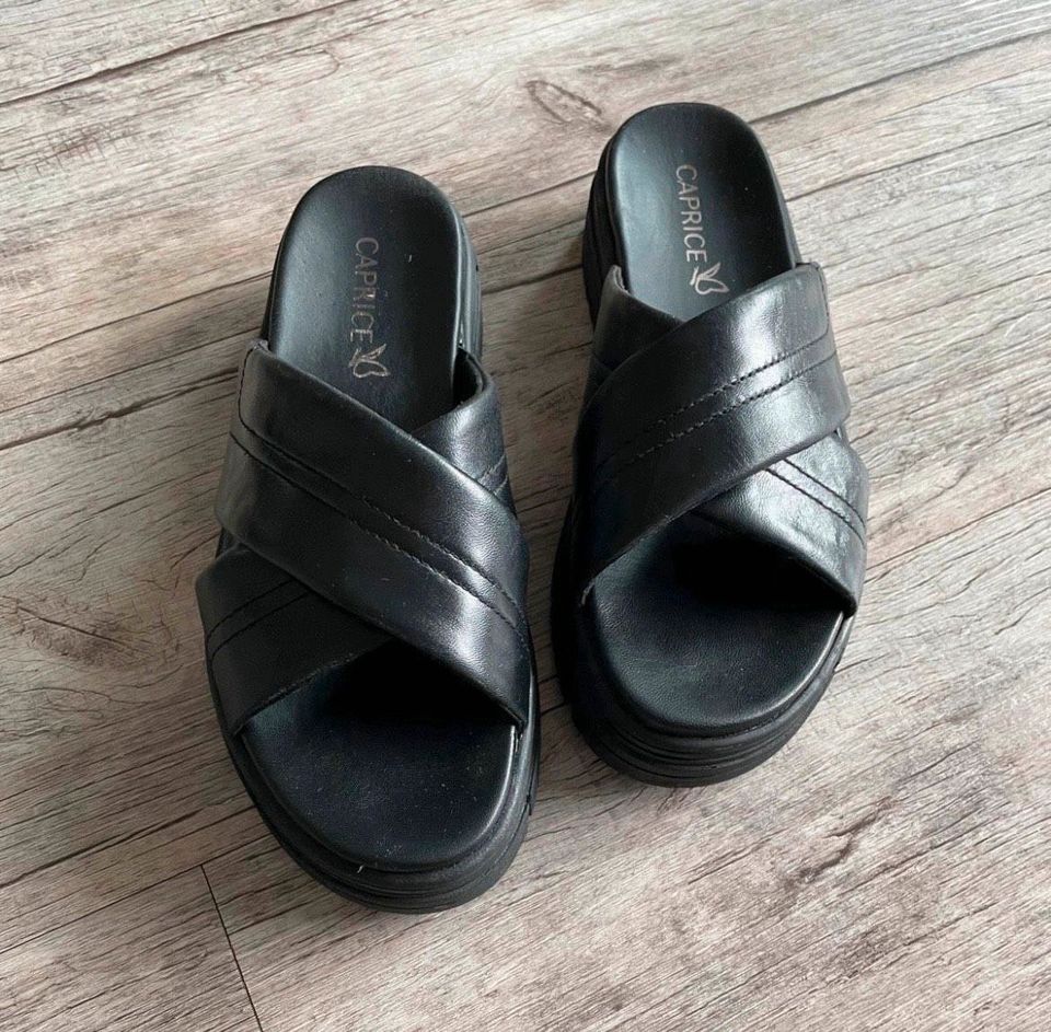 NEU & ungetragen Damen Schuhe-Sandalen von Caprice in Fell