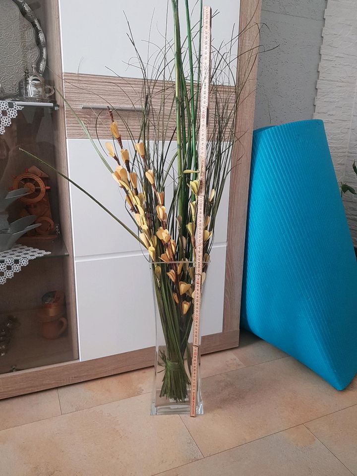 Vase groß mit Blumen in Berlin