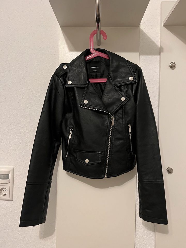 Schwarze Mädchen Jacke aus Lederimitat von RESERVED in Oyten