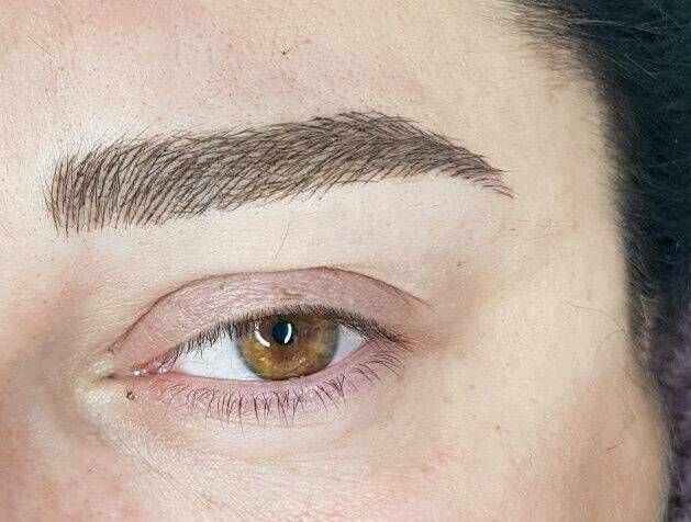 Microblading der Augenbrauen mit der Härchenzeichnung v.Phibrows in Regensburg