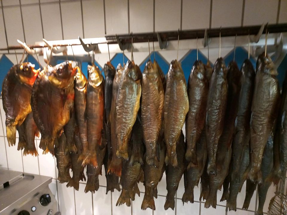 Fischladen Fischgeschäft Forelle Saibling Karpfen Stör geräuchert in Rötz