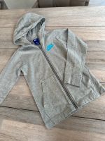 Nike Sweatshirt Jacke Trainingsjacke 128 grau wie neu Nordrhein-Westfalen - Mülheim (Ruhr) Vorschau