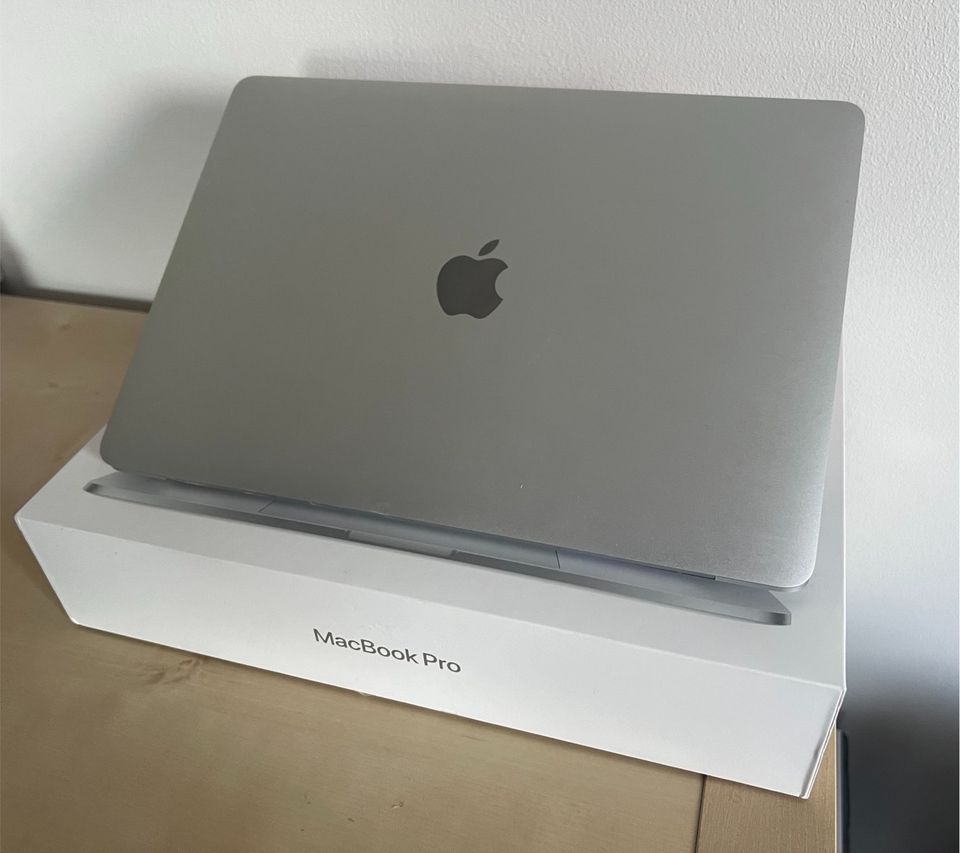 MacBook Pro 13.3" (2020) - Apple M1 512GB 8GB RAM in Teltow