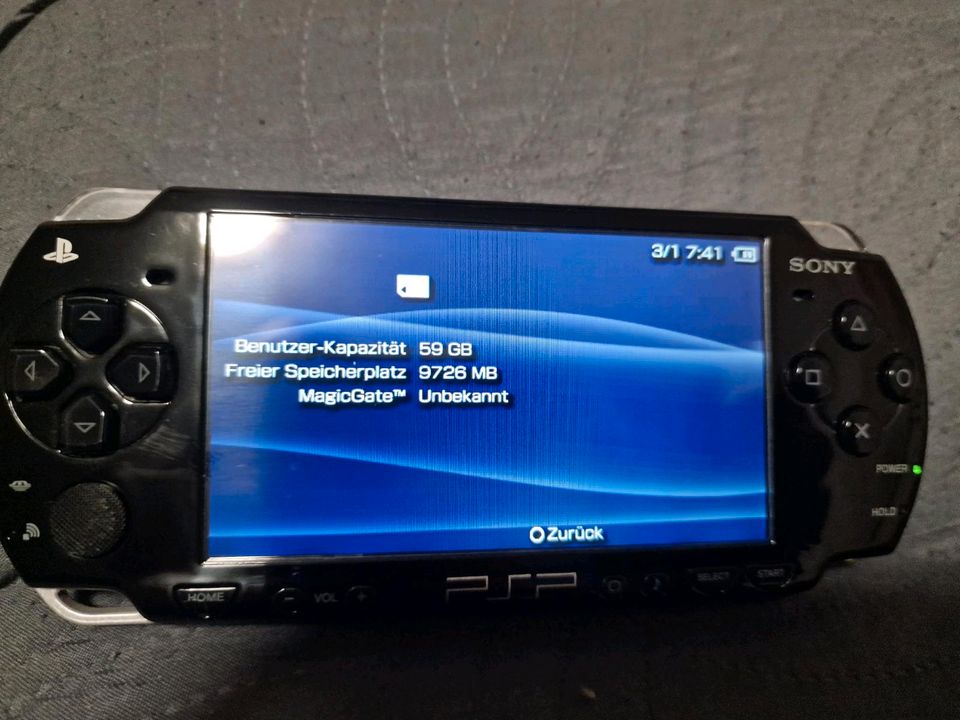 PSP 2004 mit Ladekabell und Speicherkarte 64GB in München