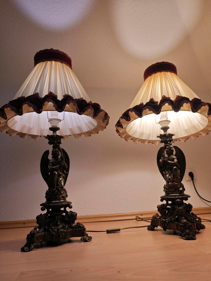 Paar antiker Tischlampen aus massivem Bronze- oder Messingguss in Esterwegen