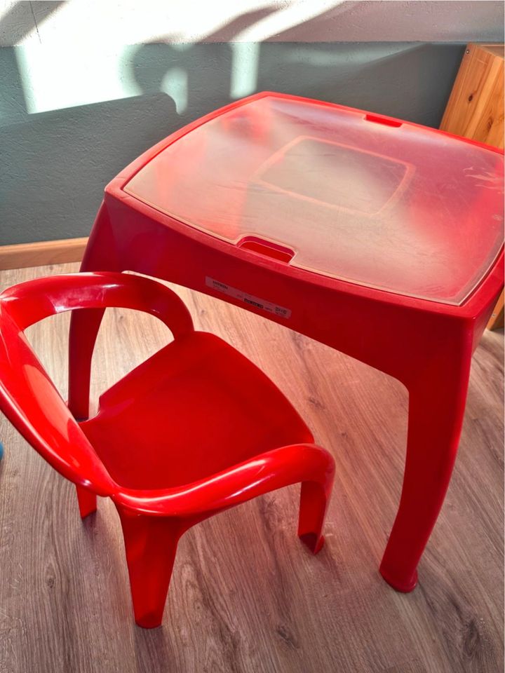 Ikea Kindertisch mit Stuhl aus roter Plastik in Brüsewitz
