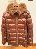 Daunenjacke von Marc Cain Gold/Beige mit Kunstfellkragen NP 599€ Berlin - Zehlendorf Vorschau