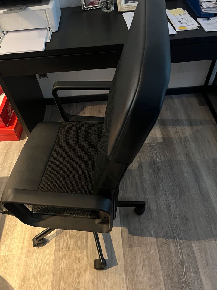 Schreibtisch und Bürostuhl von Ikea in Duisburg