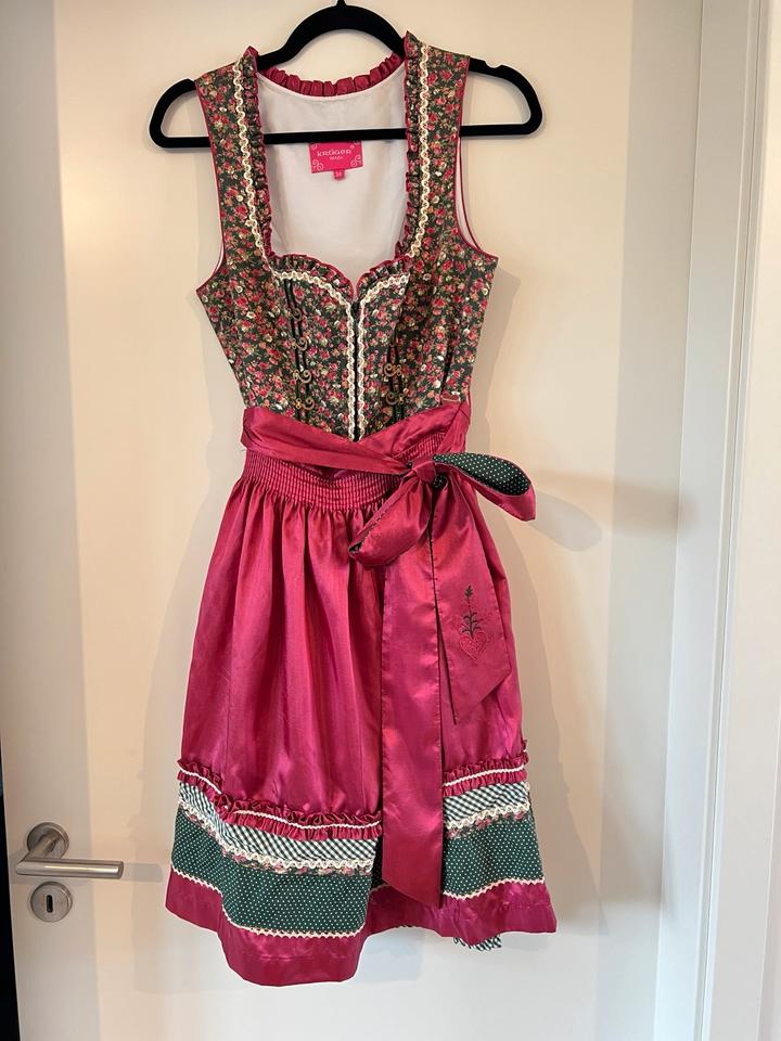 Krüger Madl Dirndl weinrot pink samt grün Blumen Wiesn 34 in München