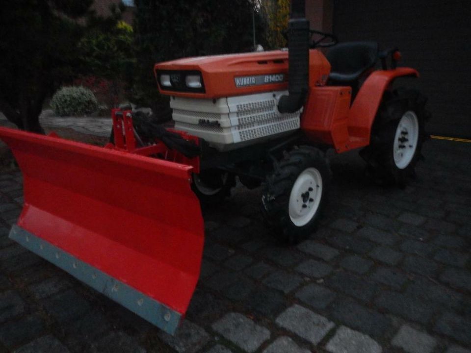 Kubota B1400 Kleintraktor Schmalspur Allrad vollhyd. Schneeschild in Zielitz