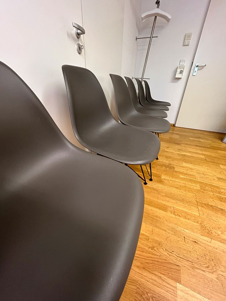 VITRA Eames DSR Stuhl in Dunkelgrau (insg. 3 Stück je € 200,-) in München
