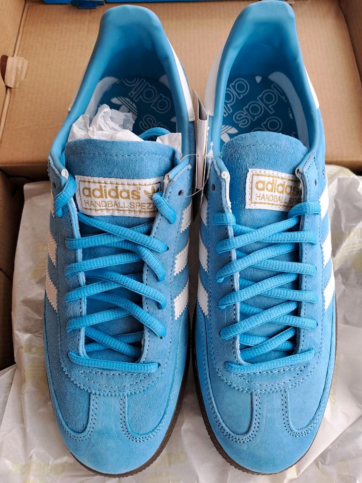 Hellblaue Adidas Schuhe ungetragen in Bechhofen