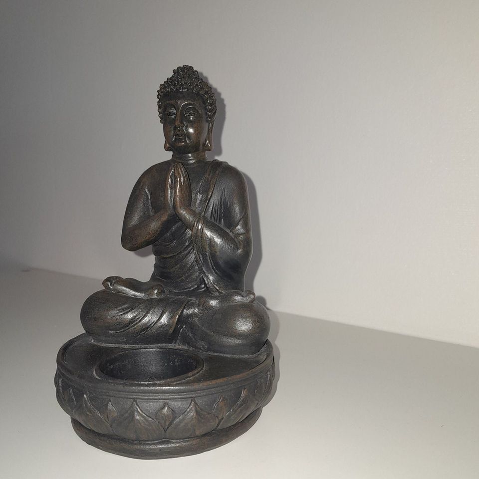 Buddha mit Teelicht in Niederkassel