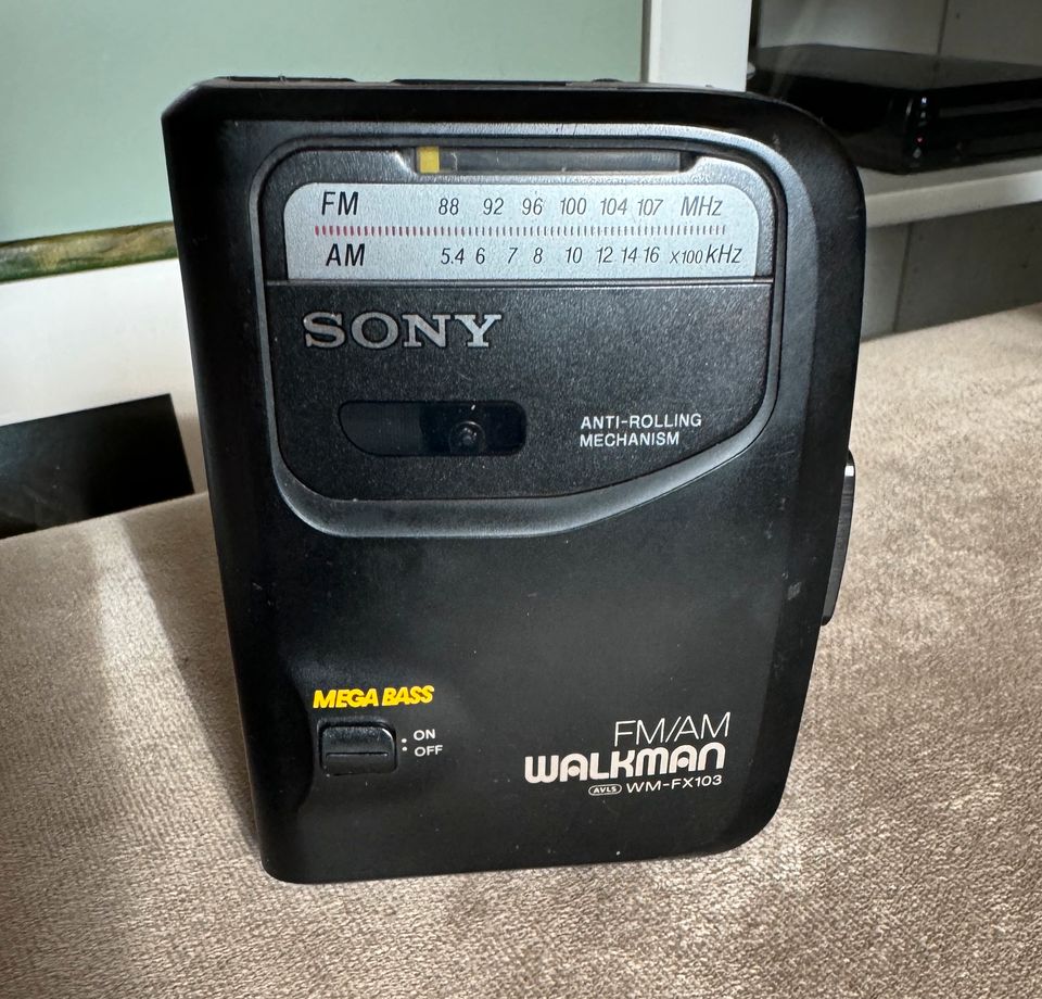 Sony Walkman WM-FX103 tragbarer Kassettenplayer Radio + Kopfhörer in Halle