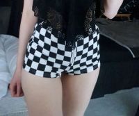 Kurze Hose Hot Pants Gothic Schwarz Weiß kariert schachbrett Duisburg - Fahrn Vorschau