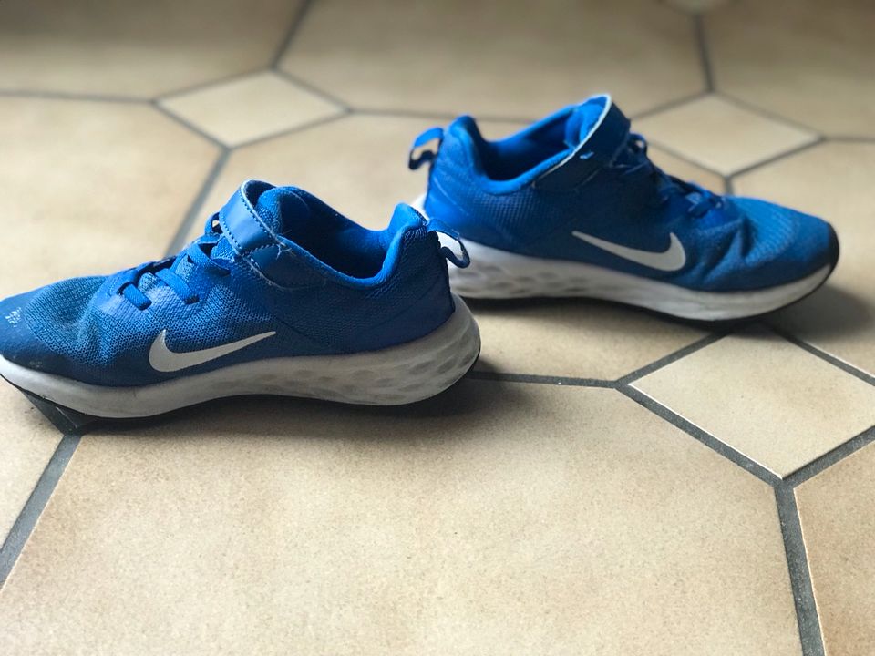 Nike Sneaker Sportschuhe 33 in Großmaischeid