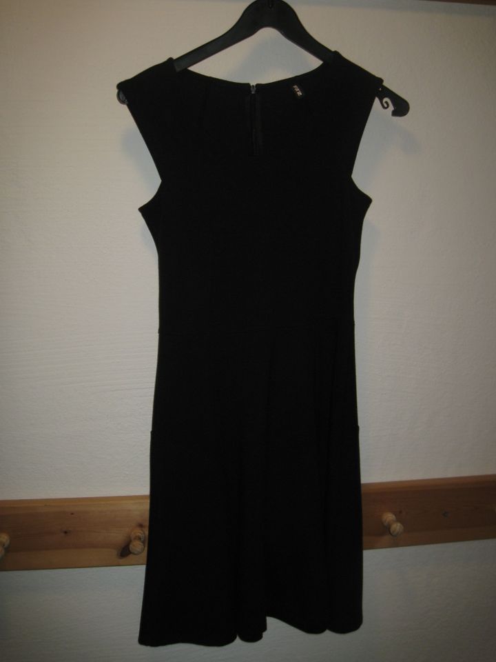 Schwarzes Kleid mit weißer Weste in Rotthalmünster
