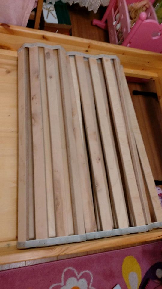 Handgefertigtes Holzbett mit praktischen Schubladen in Besigheim