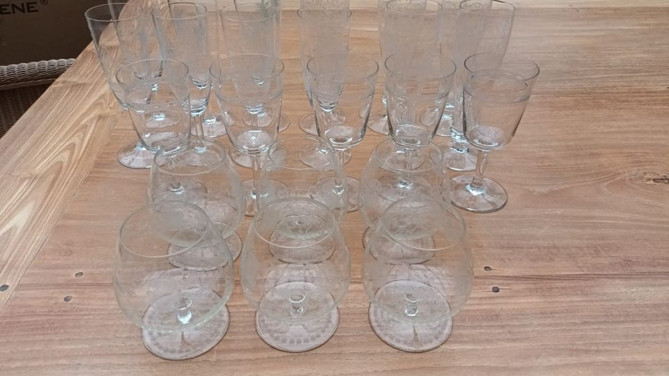Trinkgläser Gläser mit Schliff, Vintage, 23 Stück in Bremen