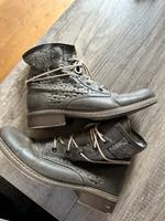 Stiefeletten von Rieker mit Lochmuster, Gr. 38 Nordrhein-Westfalen - Kaarst Vorschau
