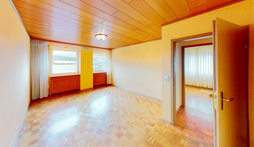 Helle und großzügige Wohnung mit fast 100 m² und  2 KFZ-Stellplätzen. Sofort frei in Ludwigshafen