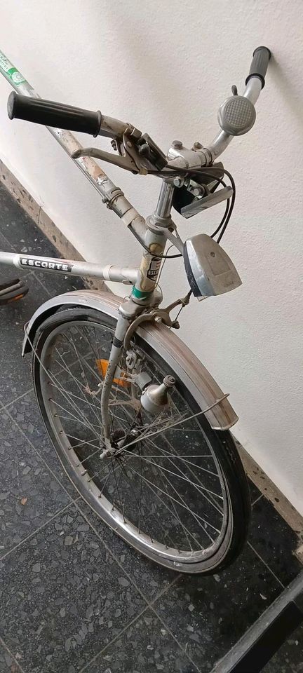 Altes 70-er oder 80-er Jahre Herren Fahrrad "Escorte" in Bremen