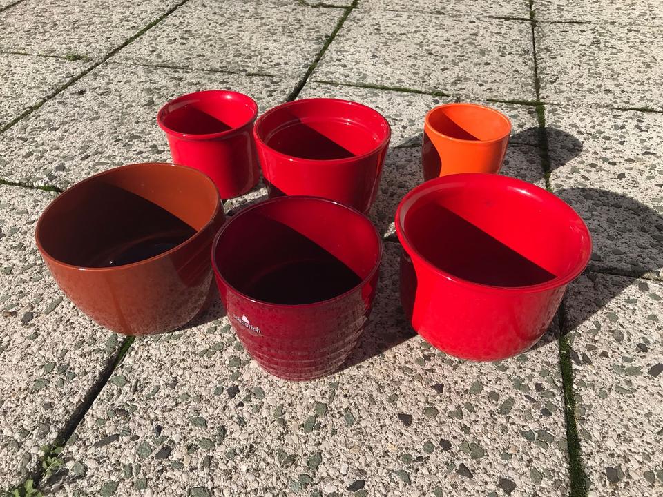 Verschiedene Blumentöpfe verschiedene Farben Garten Pflanzen in Oberreute