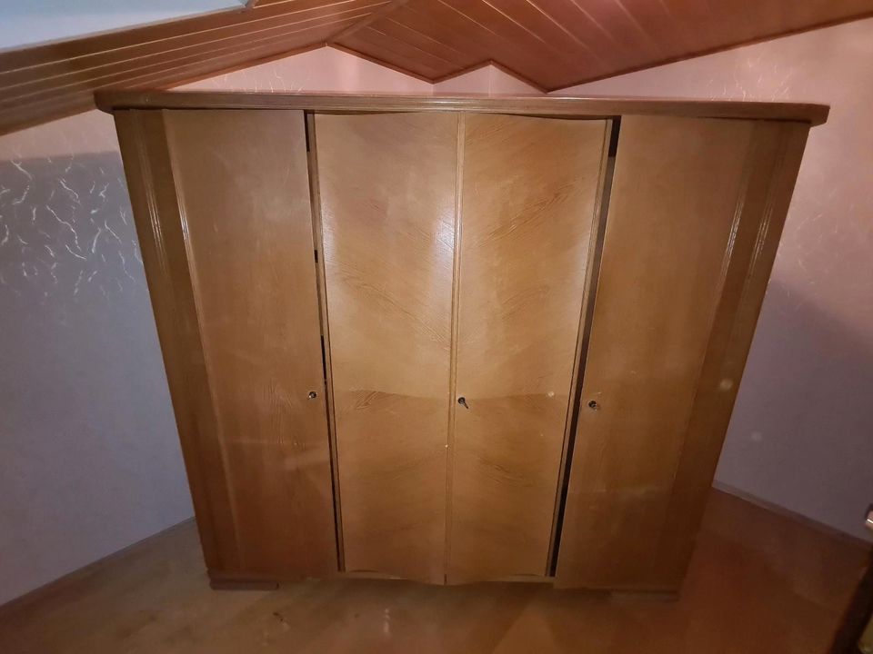 ZU VERSCHENKEN KLEIDERSCHRANK alt Vintage Retro in Sulingen