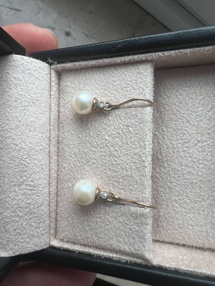 Perlen Ohrringe Gold 333 gestempelt mit jeweils 1 Diamant in Frankfurt am Main