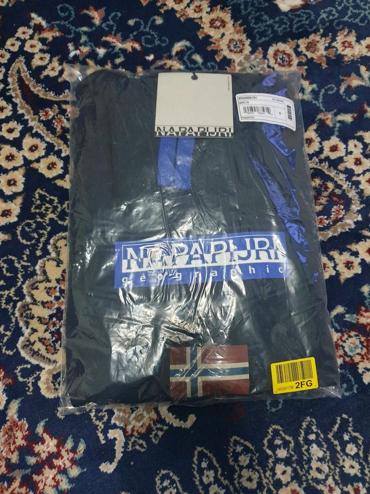 Napapijri original Kapuzenpullover in der Größe M. 45€. in Essen