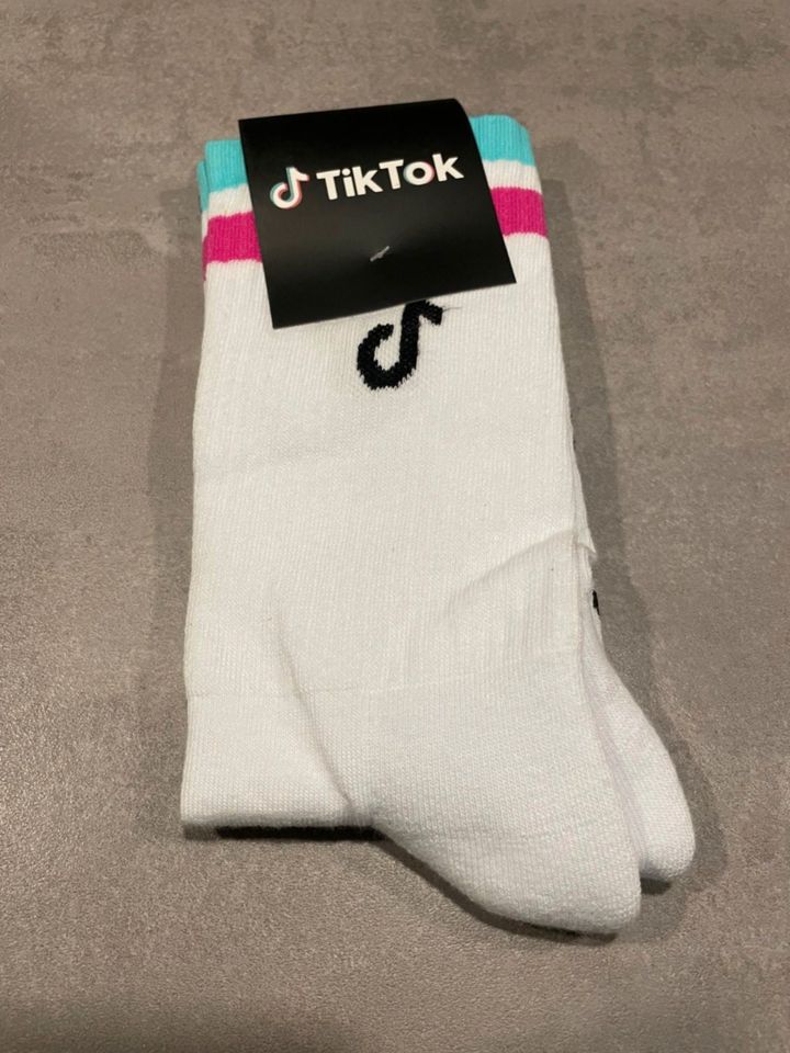 Unikat! TikTok Socken Herren Gr. 41-46 weiß Tennissocken retro in Herzogtum  Lauenburg - Wohltorf | eBay Kleinanzeigen ist jetzt Kleinanzeigen